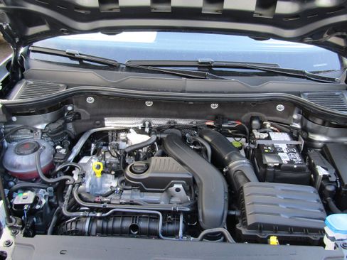 New 2026 Volkswagen Taos SE image 11