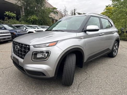 Used 2024 Hyundai Venue SEL FWD image 3
