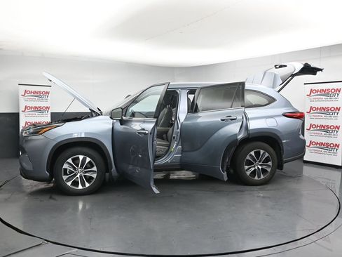 Used 2021 Toyota Highlander XLE AWD/4WD image 45