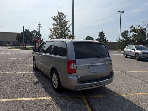 Used 2015 Chrysler Town & Country Touring FWD image 3