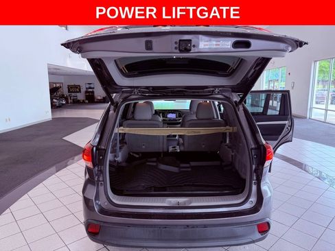 Used 2019 Toyota Highlander XLE FWD image 7