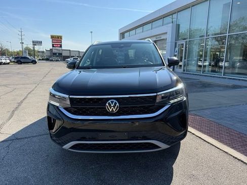 Used 2024 Volkswagen Taos SE FWD image 2