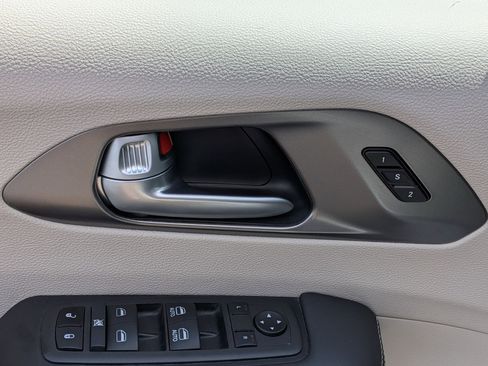 Used 2024 Chrysler Pacifica Touring-L image 12