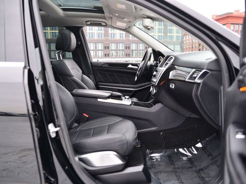 Used 2015 Mercedes-Benz GL 550 4MATIC image 22