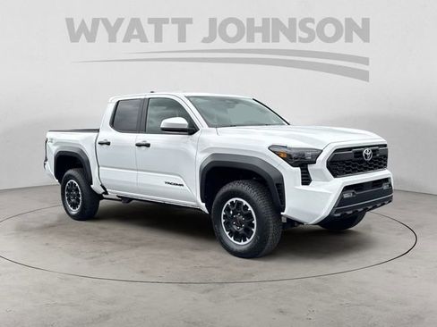 Used 2025 Toyota Tacoma TRD Off-Road AWD/4WD image 7
