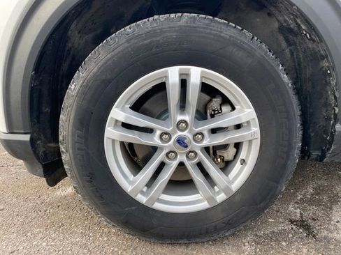 Used 2022 Ford Explorer XLT image 23