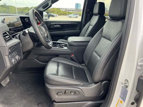 Used 2025 Chevrolet Suburban Z71 AWD/4WD image 5