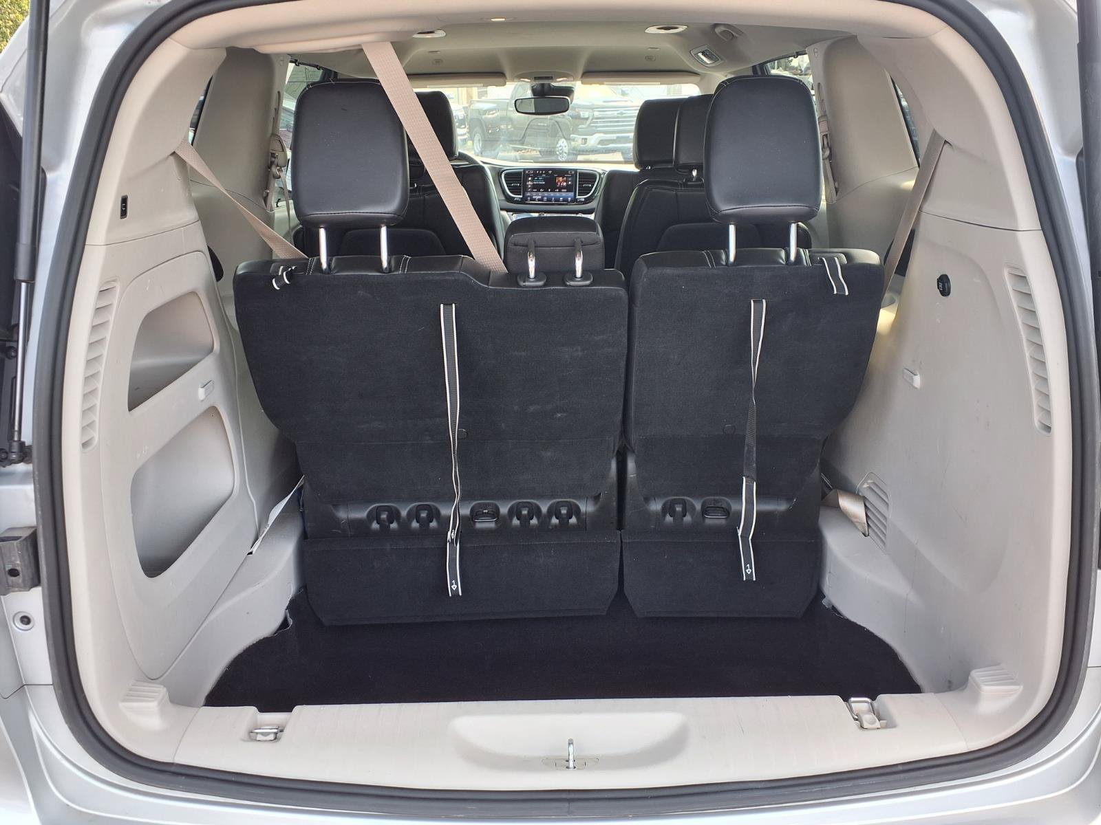 Used 2024 Chrysler Pacifica Touring-L FWD image 19