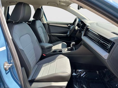 Certified 2025 Volkswagen Jetta SE FWD image 10