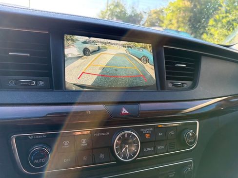 Used 2017 Kia Cadenza Premium w/ Luxury Package FWD image 11
