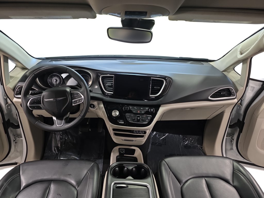 Used 2023 Chrysler Pacifica Touring-L FWD image 9