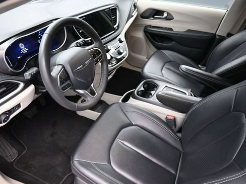 Used 2024 Chrysler Pacifica Limited FWD image 16