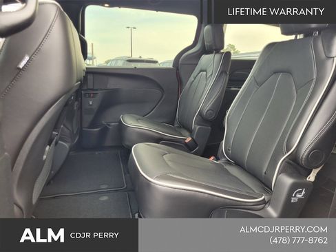 New 2026 Chrysler Pacifica Limited w/ S Appearance Package FWD image 7