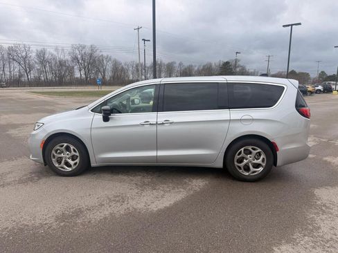 Used 2024 Chrysler Pacifica Limited image 6