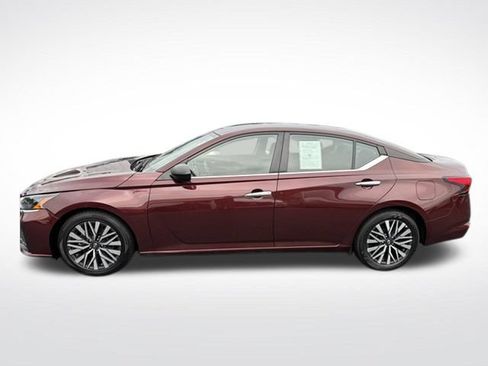 Used 2024 Nissan Altima 2.5 SV FWD image 3