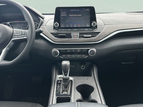 Used 2025 Nissan Altima 2.5 SV FWD image 23