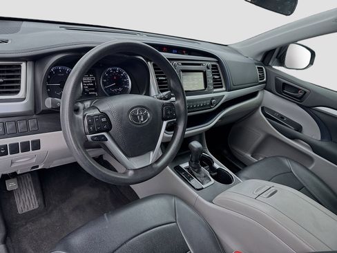 Used 2019 Toyota Highlander LE w/ Carpet Mat Package (TMS) image 7