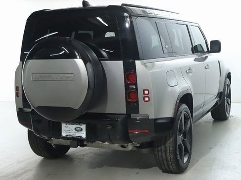 Used 2024 Land Rover Defender 110 X-Dynamic SE image 9