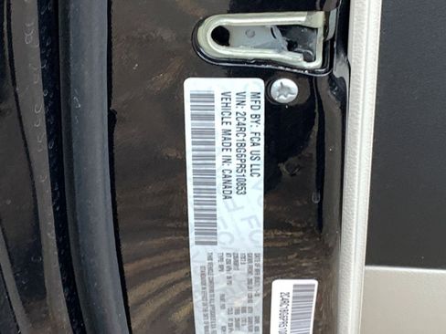 Used 2023 Chrysler Pacifica Touring-L image 10