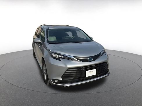 Used 2025 Toyota Sienna XLE image 3