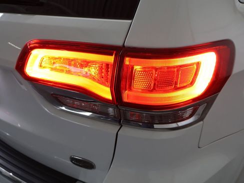 Used 2019 Jeep Grand Cherokee Overland AWD/4WD image 33