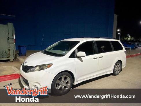 Used 2014 Toyota Sienna SE FWD image 1