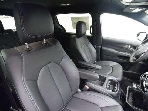 New 2026 Chrysler Pacifica Select image 11