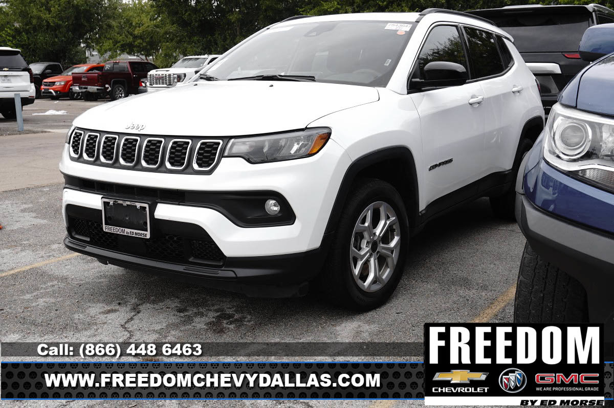 Used 2025 Jeep Compass Latitude w/ Sun & Sound Group AWD/4WD image 3