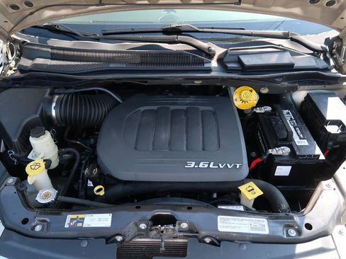 Used 2015 Chrysler Town & Country Touring w/ Driver Convenience Group image 13