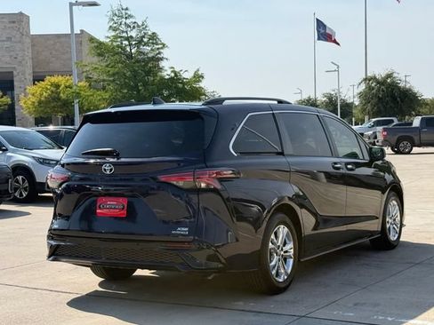 Used 2022 Toyota Sienna XSE w/ XSE Plus Package AWD/4WD image 5