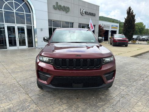 Used 2023 Jeep Grand Cherokee Altitude AWD/4WD image 3
