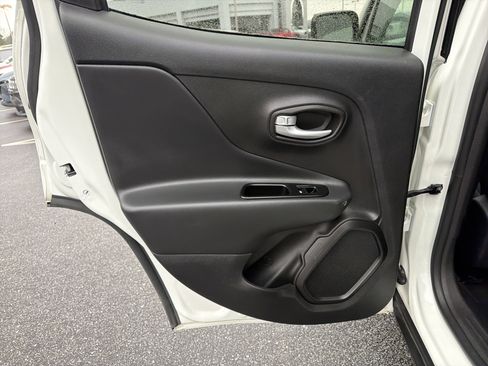 Used 2023 Jeep Renegade Latitude image 21