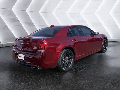 Used 2019 Chrysler 300 Touring w/ Sport Appearance Package RWD image 4