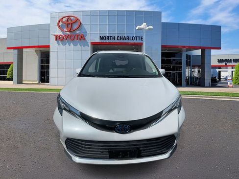 Used 2023 Toyota Sienna XLE image 4