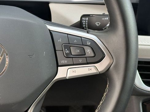 Used 2025 Volkswagen Taos SE image 25