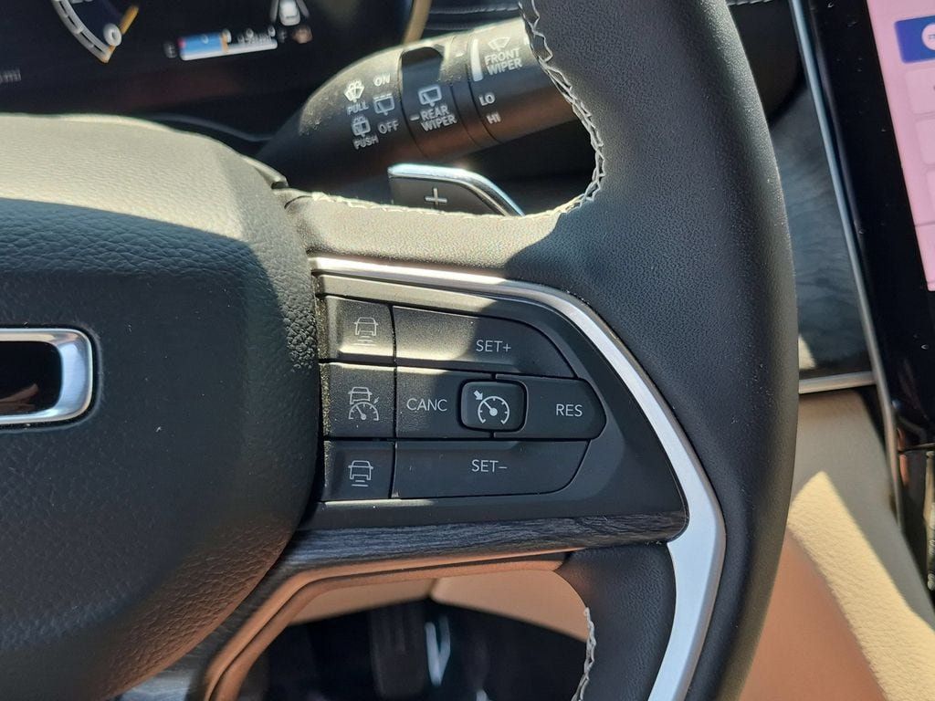 Certified 2025 Jeep Grand Cherokee L Limited w/ Luxury Tech Group II AWD/4WD image 17