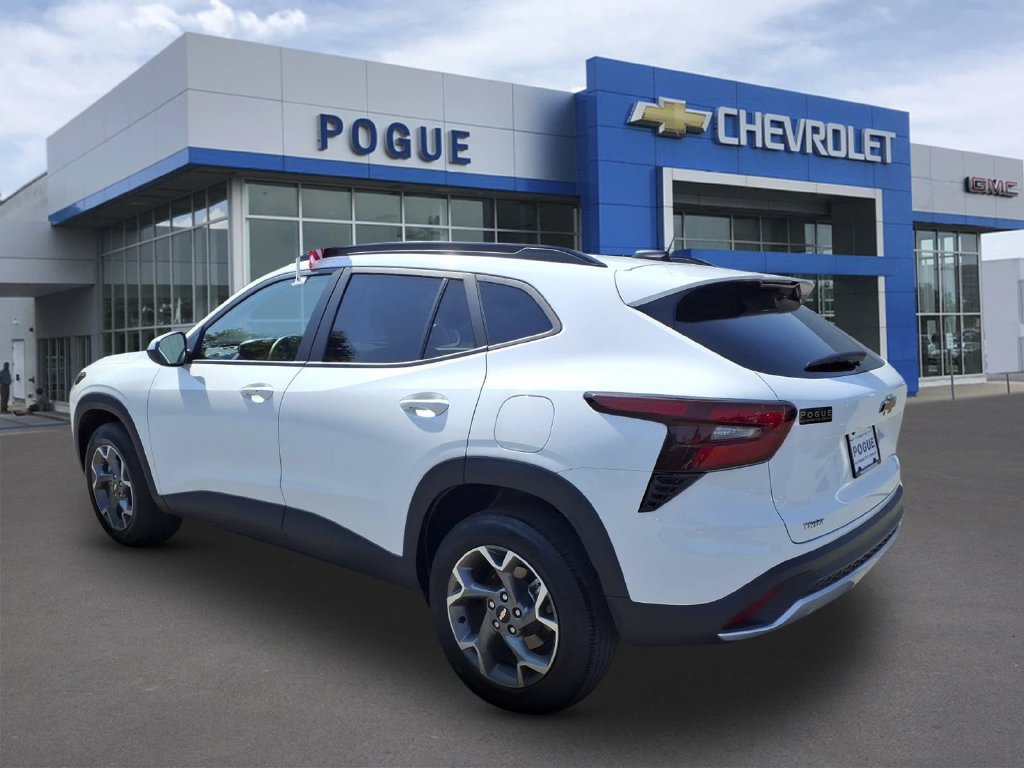 Used 2025 Chevrolet Trax LT w/ LT Convenience Package FWD image 3