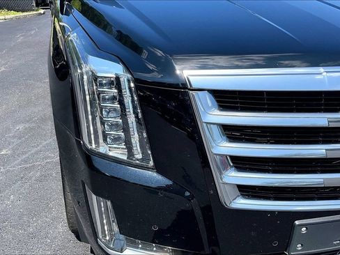 Used 2020 Cadillac Escalade Luxury AWD/4WD image 30