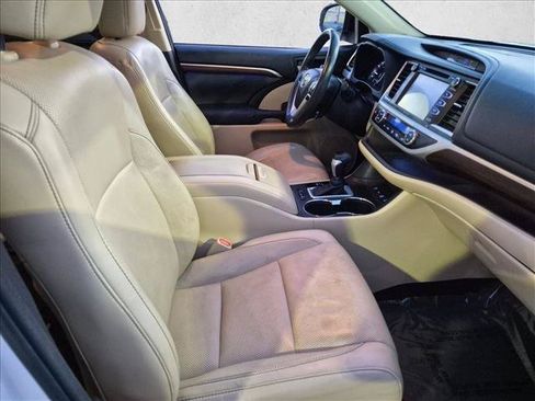 Used 2015 Toyota Highlander Limited Platinum AWD/4WD image 22
