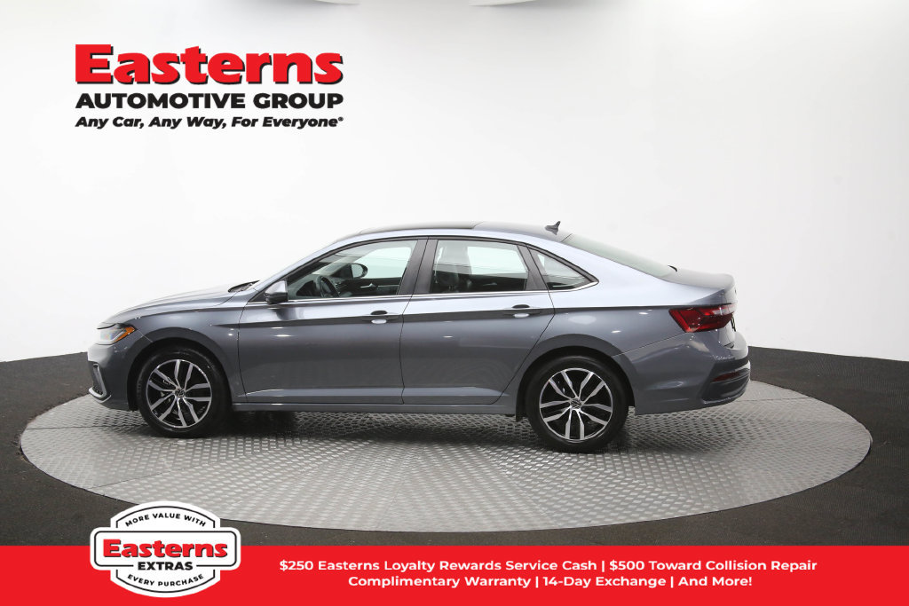 Used 2025 Volkswagen Jetta SE FWD image 60