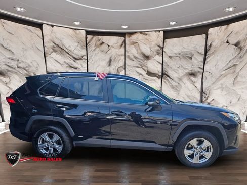 Used 2022 Toyota RAV4 XLE w/ XLE Grade Weather Package AWD/4WD image 4