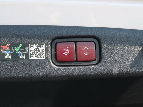 Used 2025 Mercedes-Benz E 350 Sedan image 16