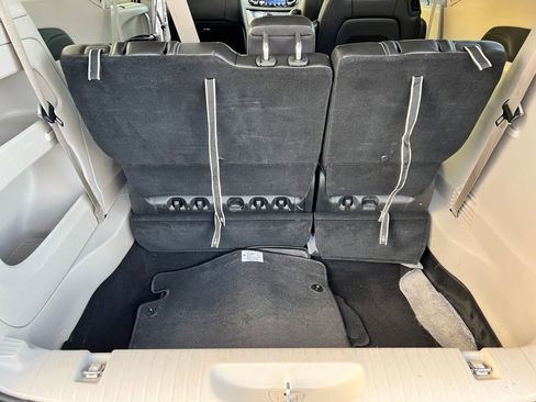 Used 2024 Chrysler Pacifica Touring-L image 14