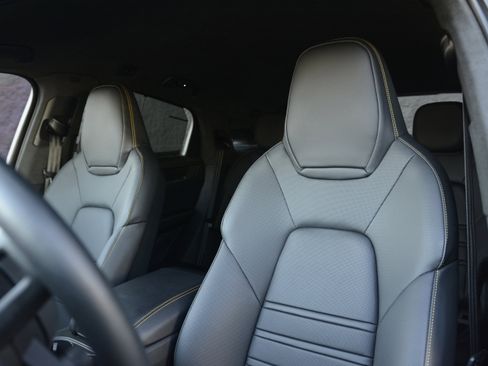 Used 2024 Porsche Cayenne Turbo GT image 5