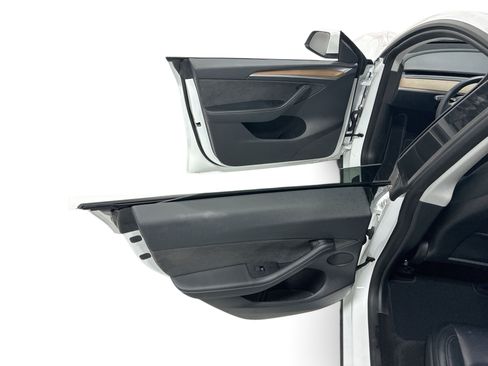 Certified 2023 Tesla Model Y Long Range AWD/4WD image 10