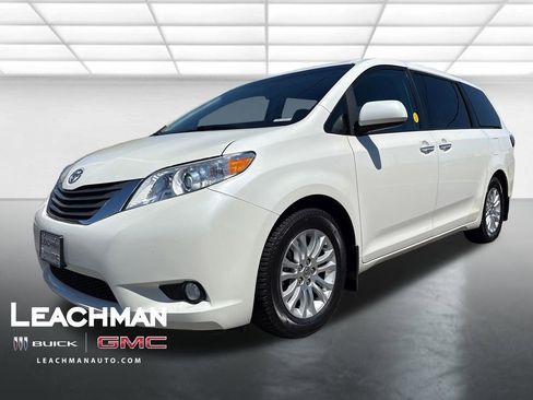 Used 2017 Toyota Sienna XLE Premium FWD image 8