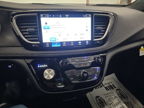 New 2026 Chrysler Pacifica Select AWD/4WD image 18