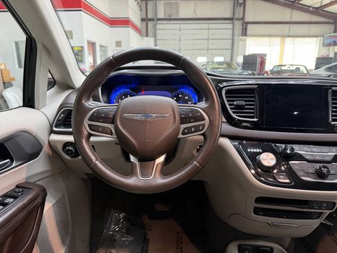 Used 2017 Chrysler Pacifica Touring-L Plus w/ Advanced Safetytec Group FWD image 20