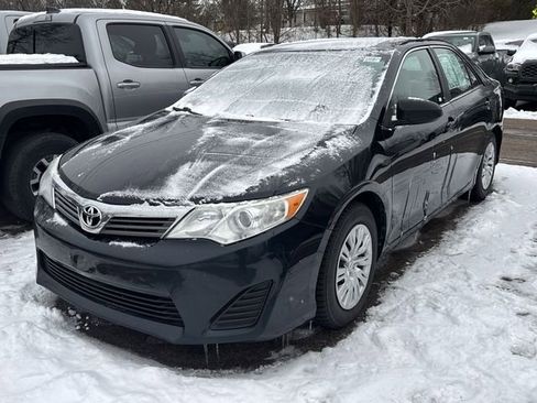 Used 2014 Toyota Camry L image 2