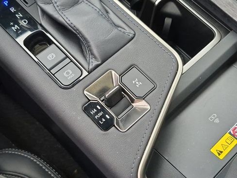 Used 2024 Lexus GX 550 w/ Accessory Package (2T) AWD/4WD image 25